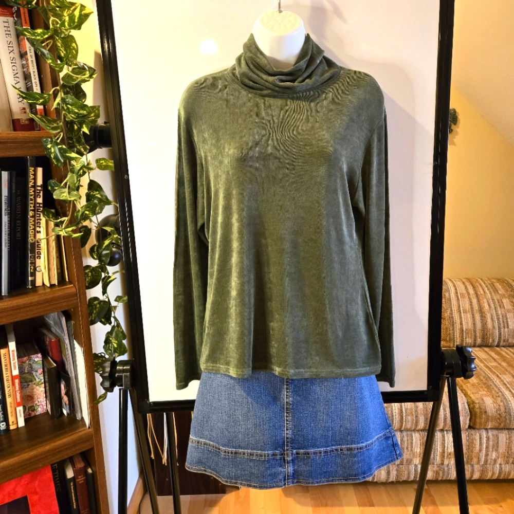 Stretchy, Green, Longsleeve, Turtleneck Woman's Top, Size Large